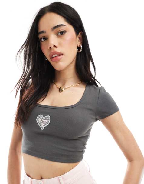 Camiseta corta negra acanalada con diseño encogido, cuello ancho y borde de volante de Cotton On - view 1