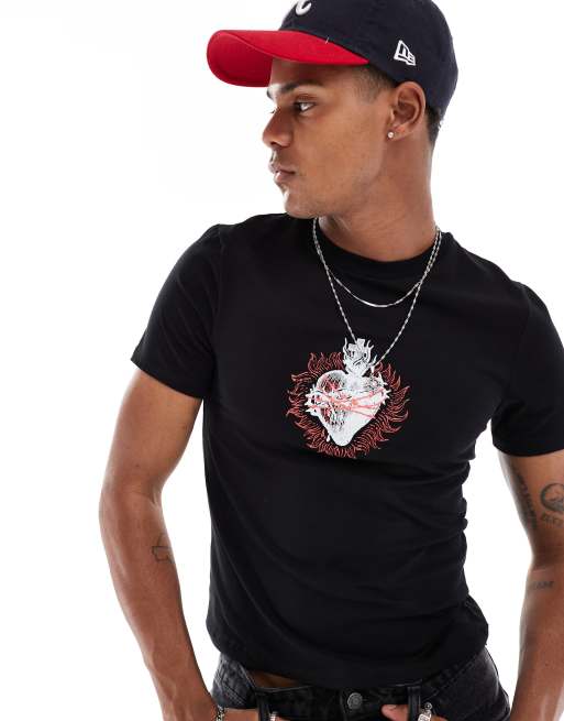 Camiseta corta negra ajustada con estampado de corazón grunge en el pecho de ASOS DESIGN