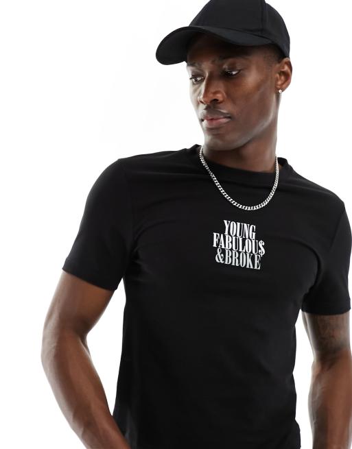 Camiseta corta negra ajustada con texto estampado en el pecho de