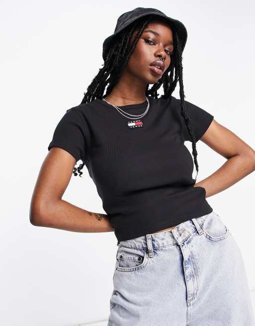 Camiseta corta negra con diseño encogido y parche central de canalé de Tommy Jeans