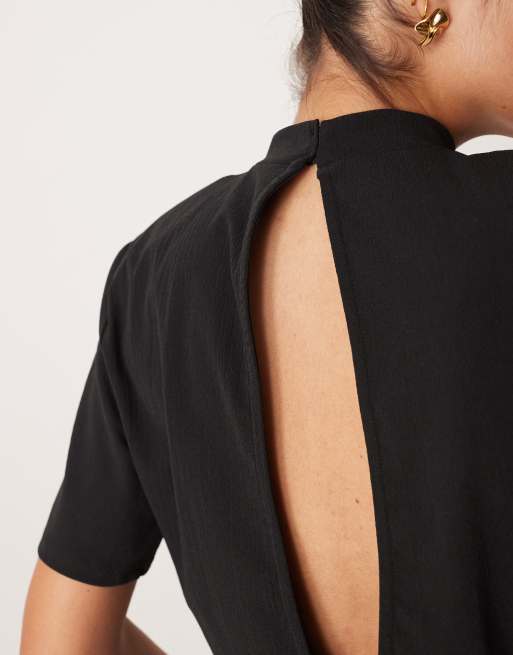 Camiseta corta negra con hombreras y cuello subido de ASOS DESIGN , 2 de 4