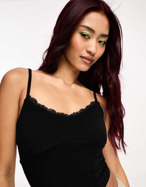 Camiseta corta negra de tirantes con ribete de encaje de Hollister