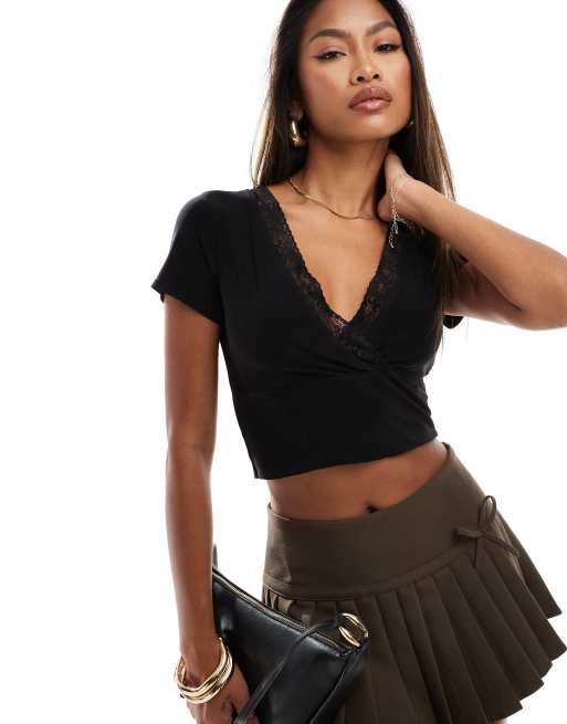 Camiseta corta negra escotada y ceñida con diseño de dos capas y ribete de encaje de Fashionkilla