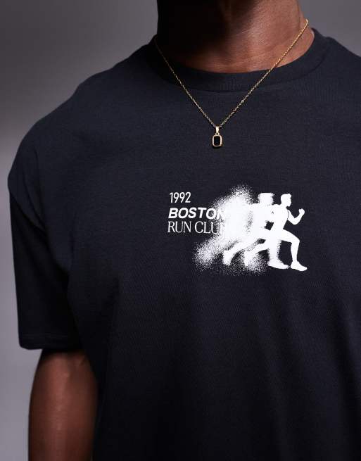 Camiseta corta negra extragrande con estampado deportivo en el pecho de ASOS DESIGN, 4 de 4