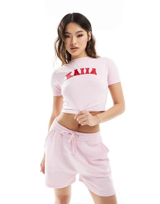 Camiseta corta rosa con diseño encogido y logo de Kaiia (parte de un conjunto)