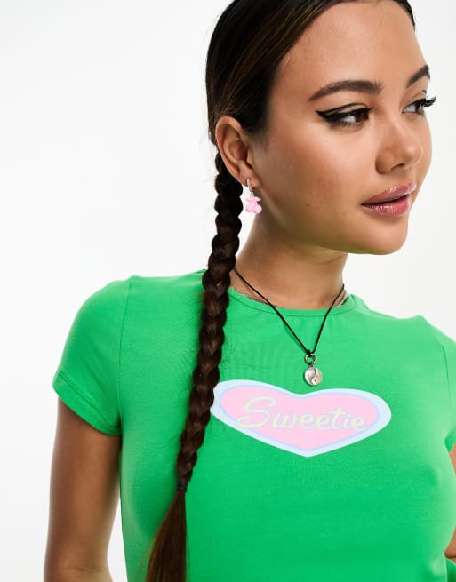 Camiseta corta verde con estampado de corazón y texto 
