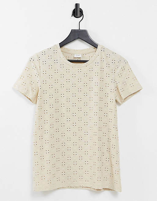 Camiseta crema con cuello ancho y diseño bordado de JDY