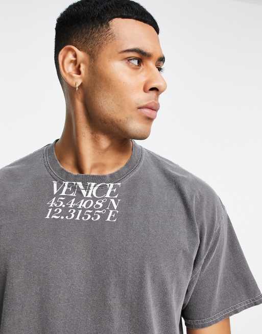 Camiseta de corte extragrande con lavado negro y estampado en el cuello 
