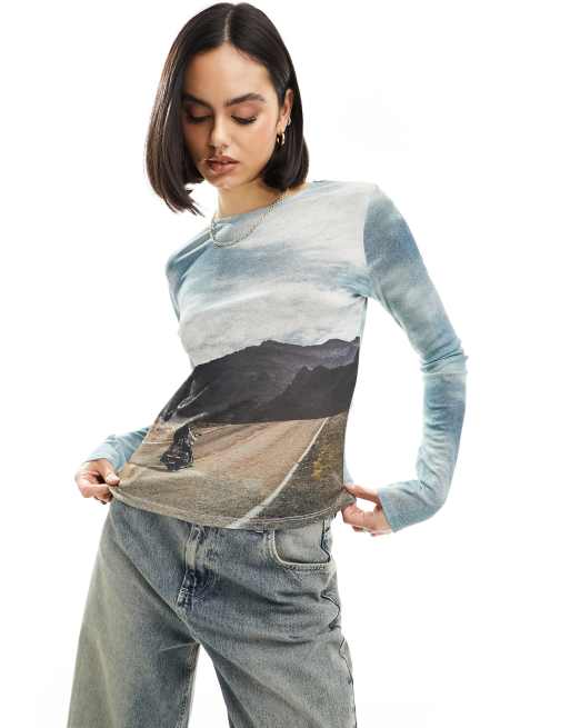 Camiseta de manga larga con diseño encogido y estampado fotográfico de paisaje con motocicleta de malla de ASOS DESIGN