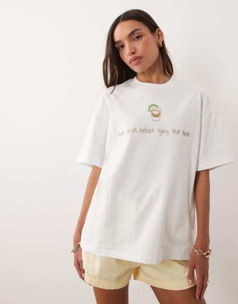 Camiseta de novia blanca con texto "Last Shot Before Tying The Knot" adornado con cuentas de Six Stories - view 1