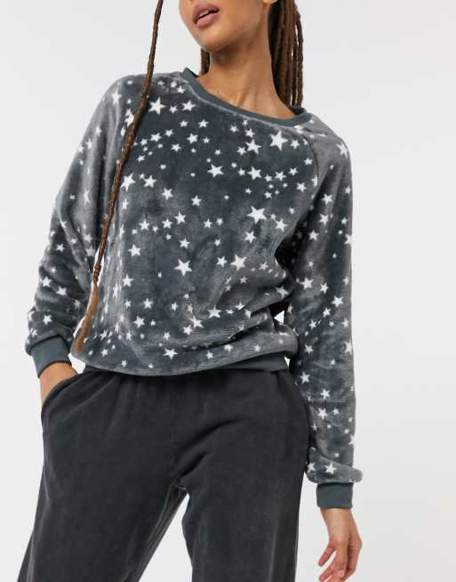 Camiseta de pijama polar con estampado de estrellas de New Look (parte de un conjunto)