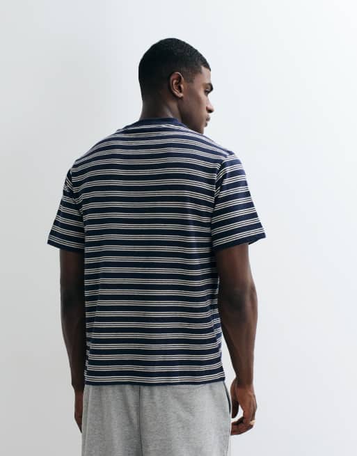 Camiseta de seersucker a rayas en blanco y azul marino, 4 de 5