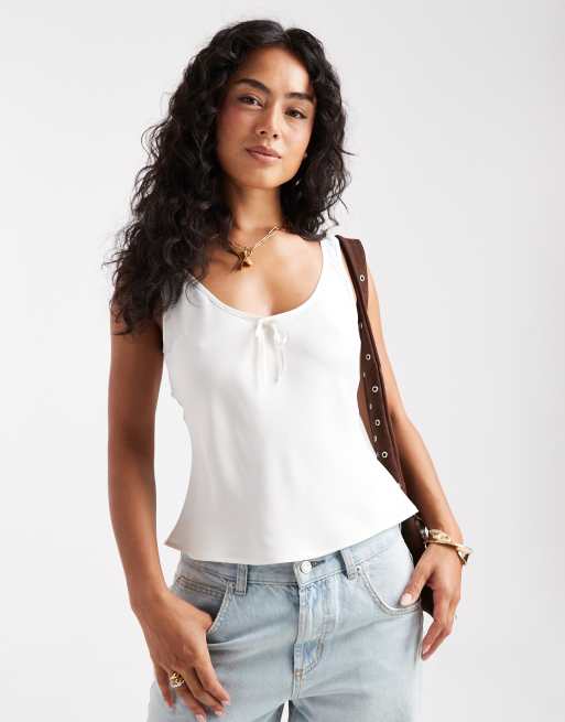 Camiseta de tirantes color marfil con cuello ancho de satén de ASOS DESIGN