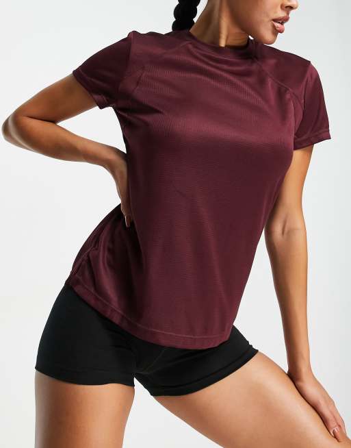 Camiseta deportiva color guinda con logo de ASOS 4505 