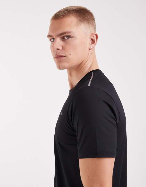 Camiseta deportiva negra con logo estampado en la espalda de CAPO, 4 de 5
