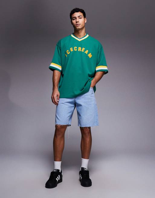 Camiseta deportiva verde con cuello de pico y logo de ICECREAM, 2 de 5