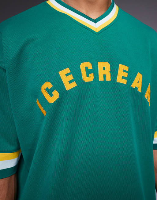 Camiseta deportiva verde con cuello de pico y logo de ICECREAM, 5 de 5