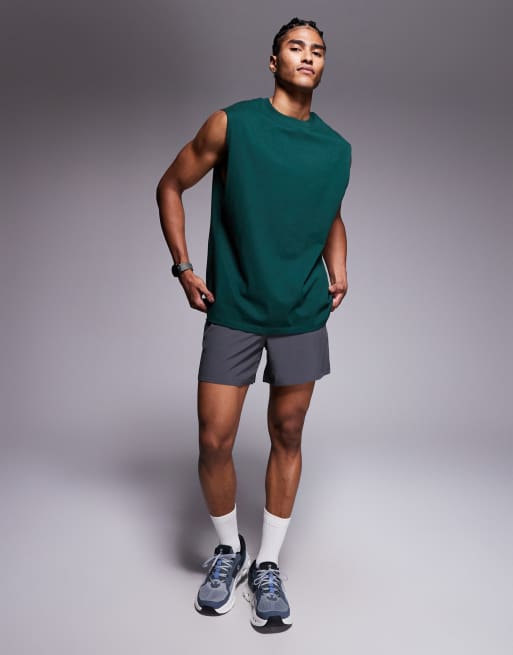 Camiseta deportiva verde pino extragrande sin mangas con acabado de secado rápido de algodón Icon de 4505, 2 de 5