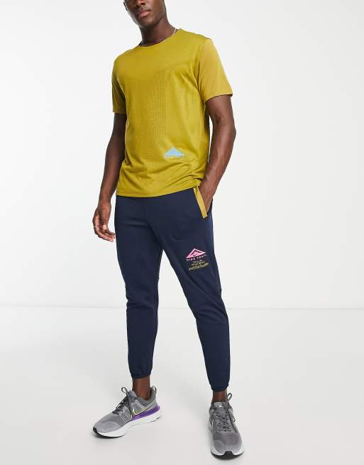 espontáneo la nieve maximizar Camiseta dorada Trail Rise 365 Dri-FIT de Nike Running | ASOS