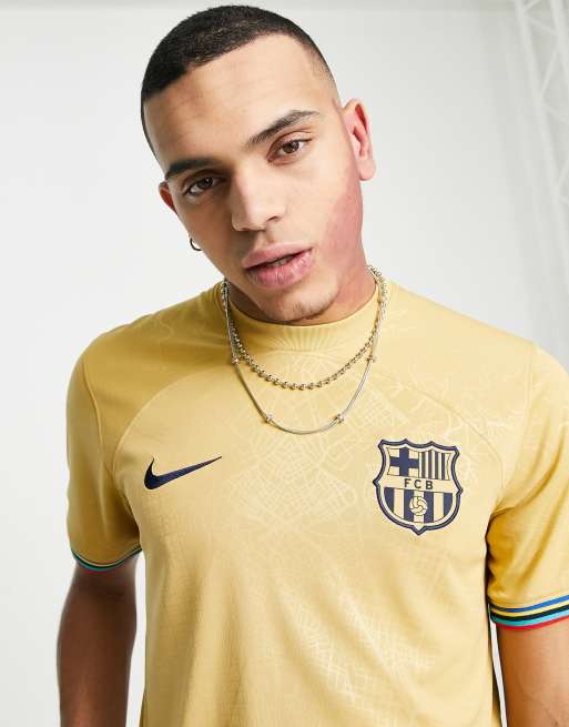 Camiseta dorada y azul marino unisex con diseño del FC Barcelona Stadium de Nike | ASOS