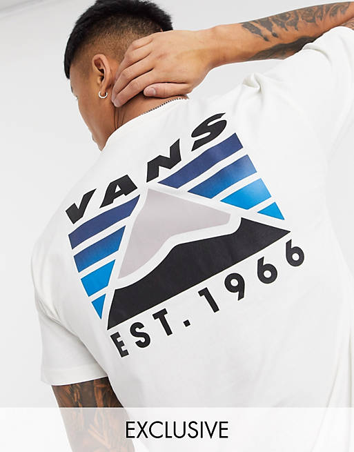 Camiseta en color crema con estampado en la espalda Mountain exclusiva en ASOS de Vans