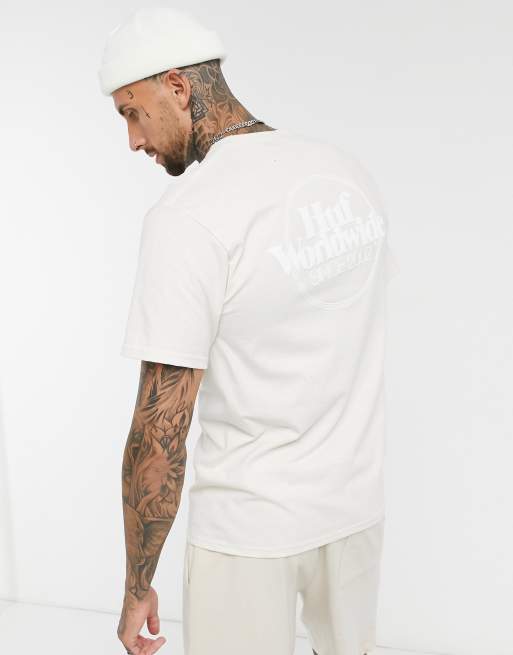Camiseta en tono crema con logo abullonado Issues de HUFF