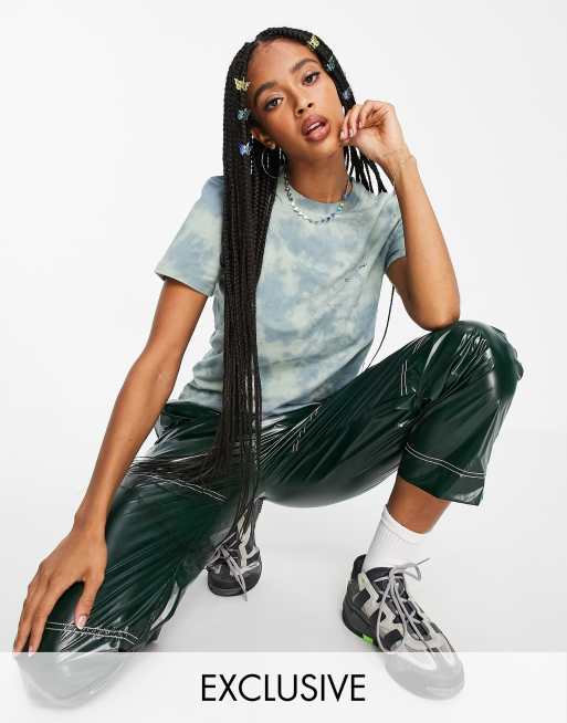 Camiseta encogida con efecto tie dye y logo estampado de COLLUSION