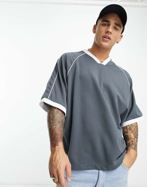Camiseta extragrande con cuello de pico de estilo deportivo de ASOS DESIGN