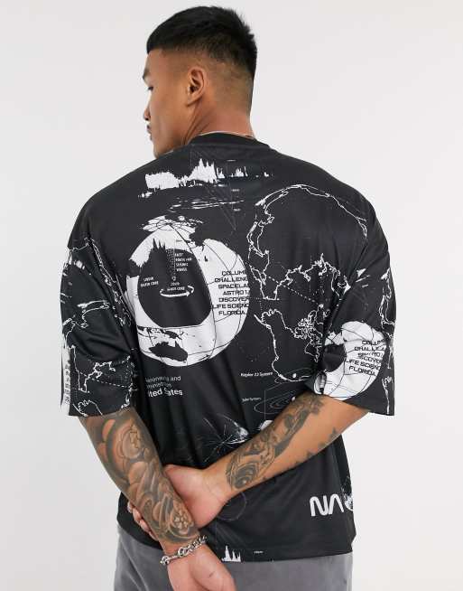 Camiseta extragrande con estampado astrológico en toda la prenda Nasa de ASOS DESIGN, 2 de 4