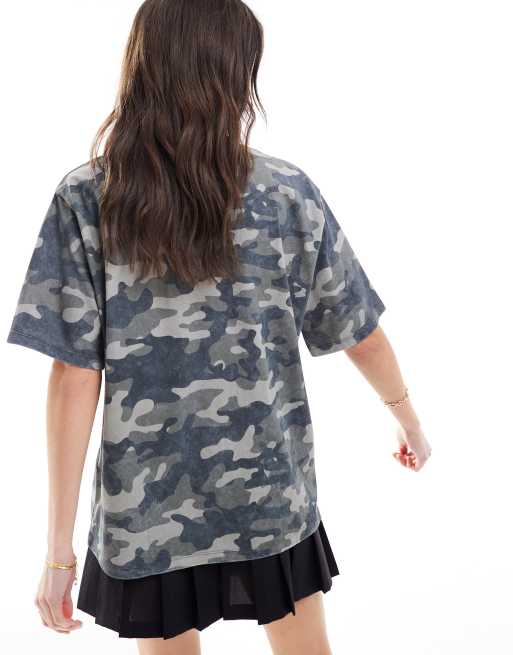 Camiseta extragrande con estampado gráfico de camuflaje lavado de ASOS DESIGN