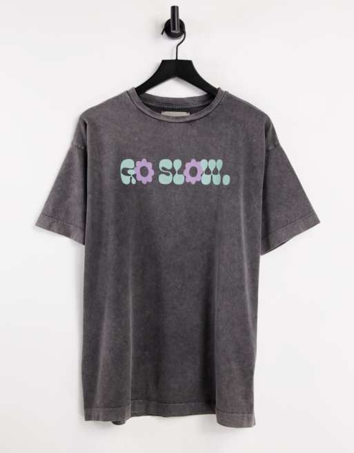 Camiseta extragrande con gráfico Go Slow de algodón de Damson Madder