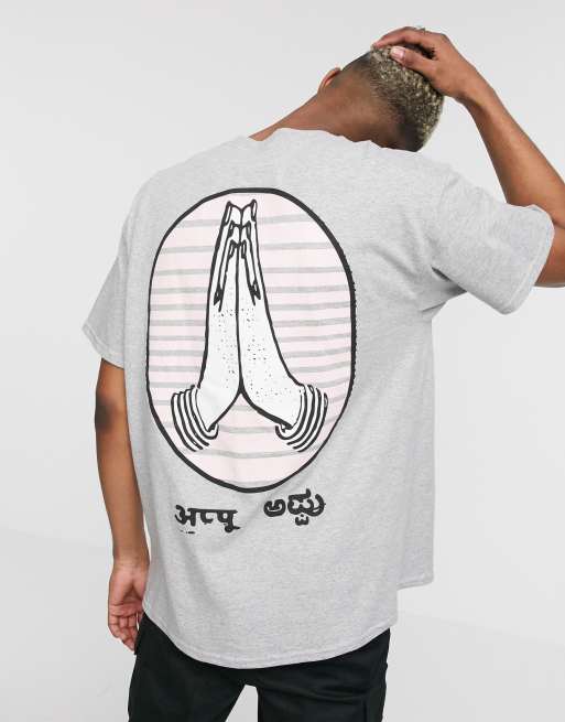 Camiseta extragrande con manos rezando de HNR LDN