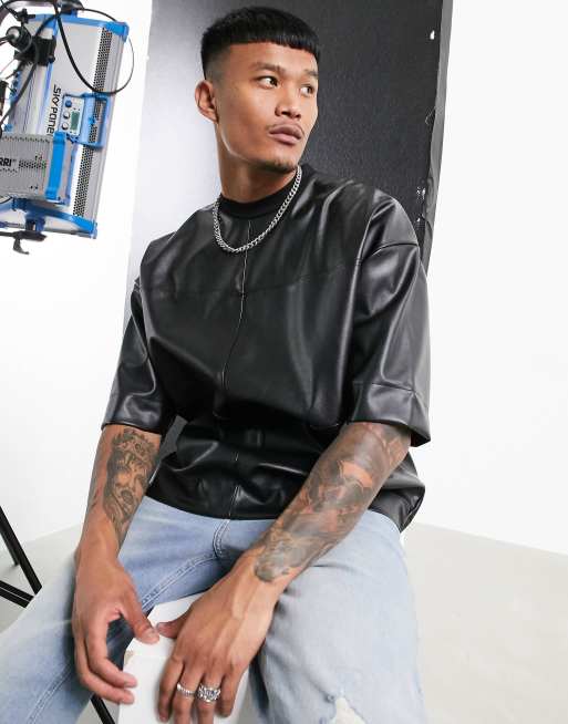Camiseta extragrande de media manga en cuero sintético con detalle de costuras de ASOS DESIGN