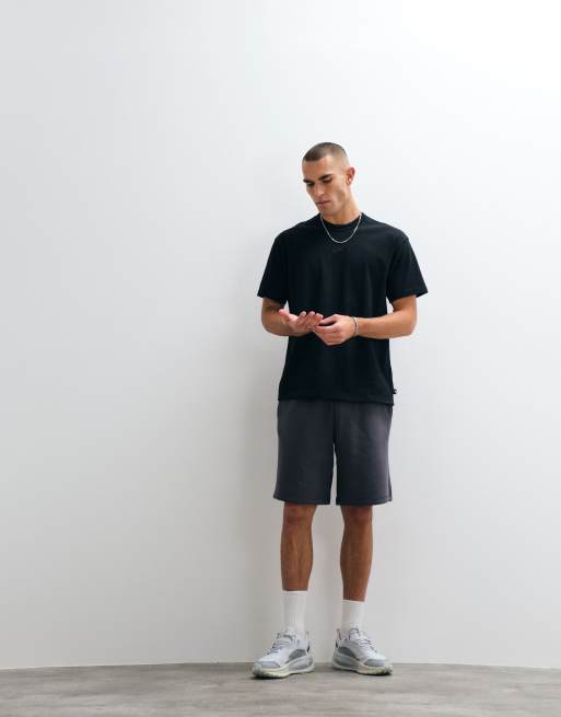 Camiseta extragrande negra básica Premium de Nike, 2 de 5