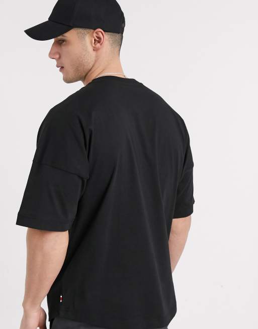 Camiseta extragrande negra con logo en rojo Capsule de  Tommy Hilfiger x Lewis Hamilton, 2 de 4