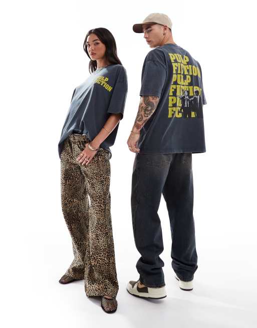 Camiseta extragrande unisex con lavado negro y estampado con licencia de "Pulp Fiction" de ASOS DESIGN, 3 de 4