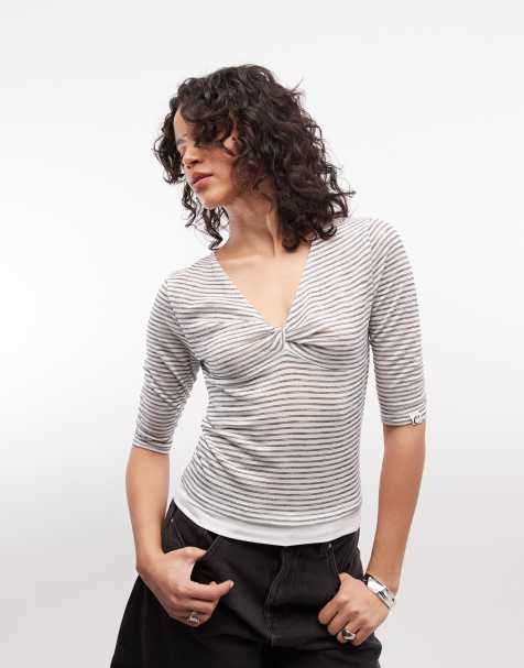 Camiseta gris a rayas de manga larga con cuello de pico y detalle retorcido en la parte delantera de COLLUSION - view 1