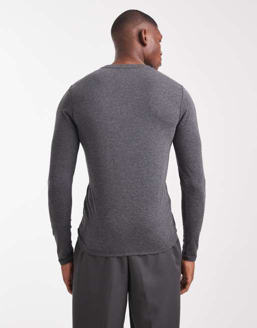 Camiseta gris carbón básica ajustada de manga larga de ASOS DESIGN  , 3 de 5