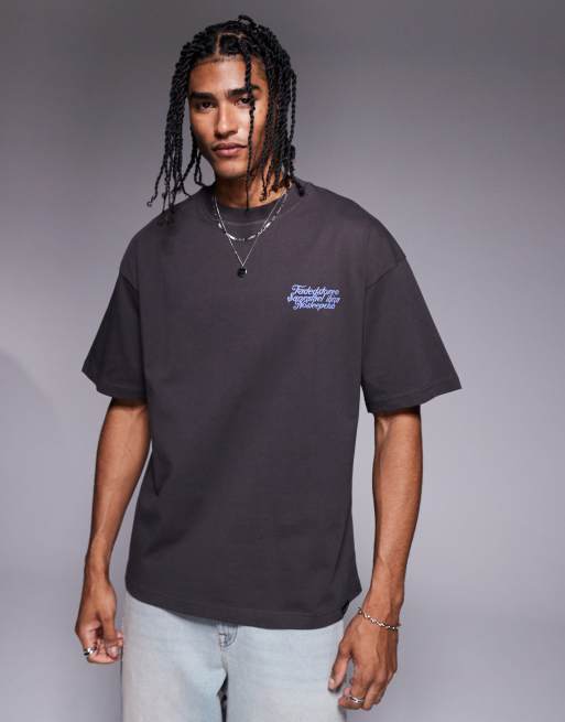 Camiseta gris carbón con estampado trasero gráfico de rostro de Faded Store, 2 de 4
