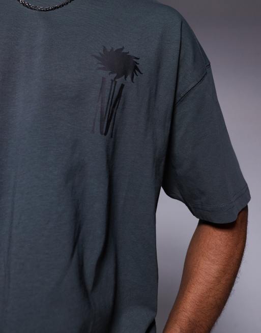 Camiseta gris carbón de corte cuadrado extragrande con estampado gráfico cósmico de ASOS DESIGN, 3 de 4