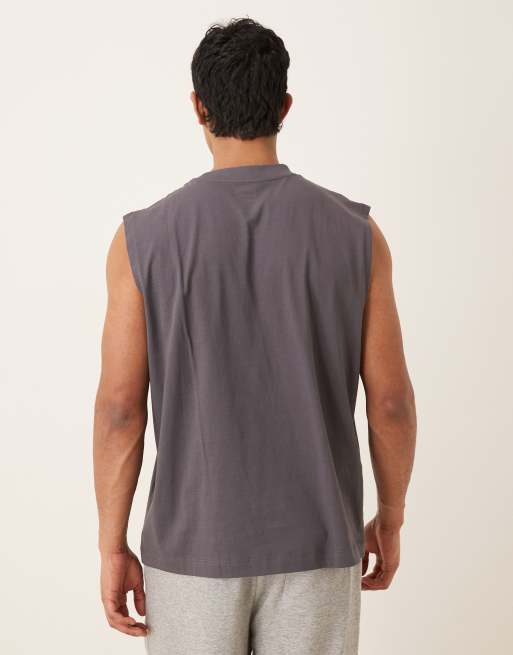 Camiseta gris carbón extragrande básica sin mangas Essentials de ASOS DESIGN, 3 de 5
