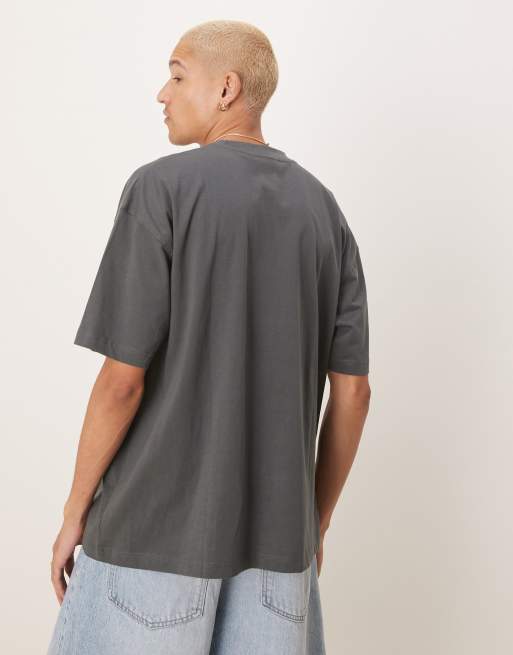Camiseta gris carbón extragrande con estampado gráfico universitario de ASOS DESIGN, 3 de 4