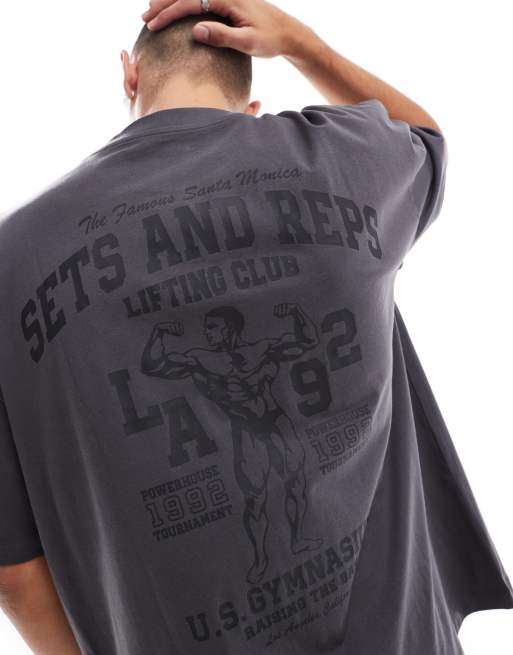 Camiseta gris carbón extragrande con estampado universitario de gimnasio en la espalda de ASOS DESIGN