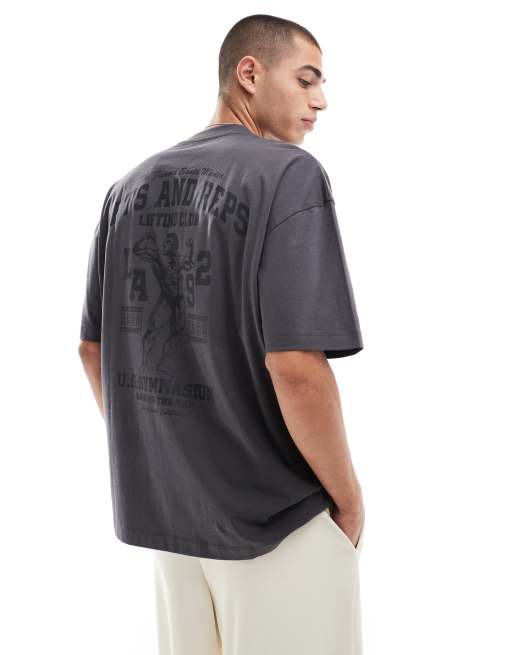 Camiseta gris carbón extragrande con estampado universitario de gimnasio en la espalda de ASOS DESIGN, 3 de 4