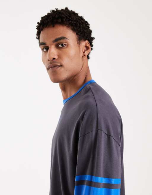 Camiseta gris carbón extragrande de manga larga con estampado y solapas en contraste de ASOS DESIGN, 4 de 5