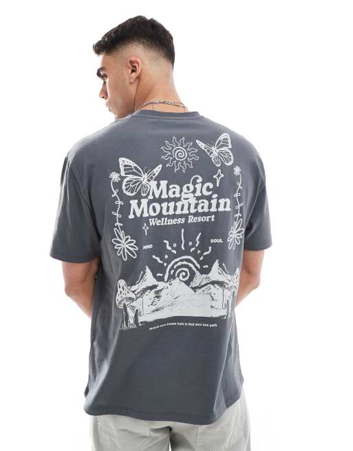Camiseta gris carbón holgada con estampado de paisaje de montaña en la espalda de ASOS DESIGN