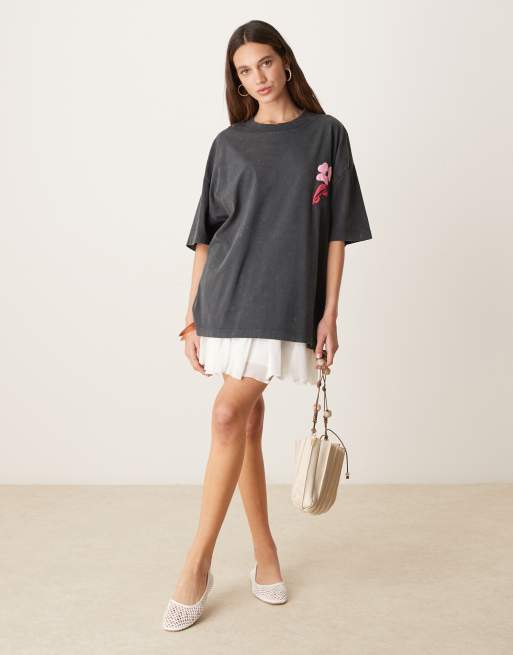 Camiseta gris carbón lavado extragrande con estampado en relieve de flores rosas de ASOS DESIGN, 2 de 4