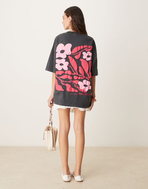 Camiseta gris carbón lavado extragrande con estampado en relieve de flores rosas de ASOS DESIGN, 3 de 4