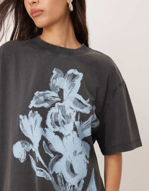 Camiseta gris carbón lavado extragrande con estampado gráfico floral azul de ASOS DESIGN, 3 de 4