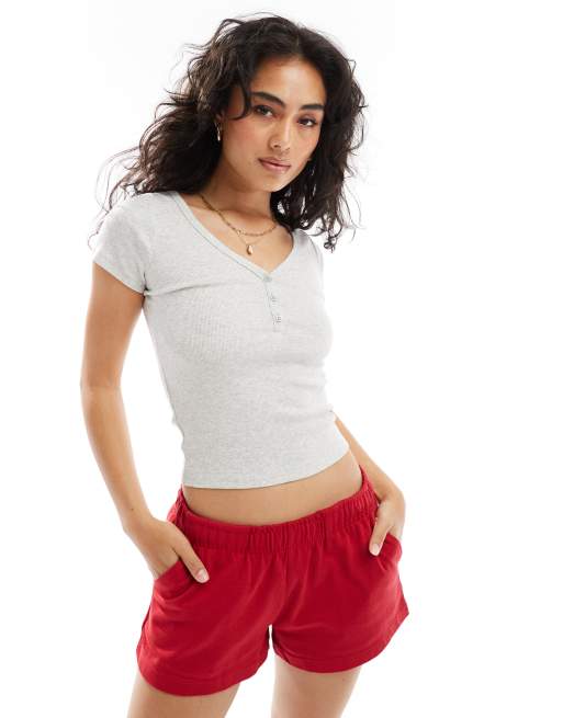 Camiseta gris claro con cuello panadero de Hollister